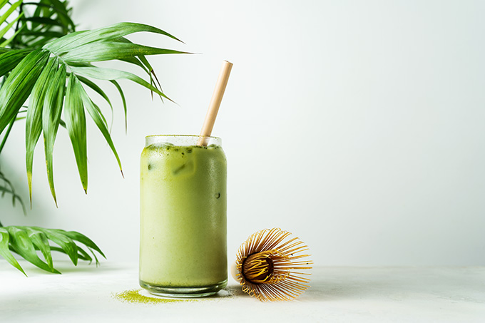 Matcha Smoothie - gesundes Superfood-Frühstück mit grünem Tee